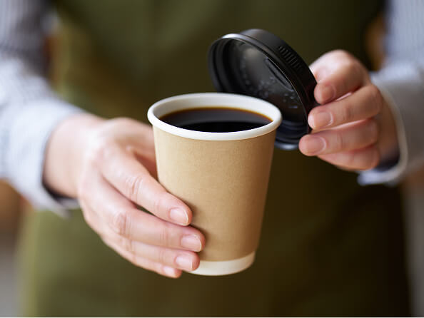 コーヒーを差し出している様子