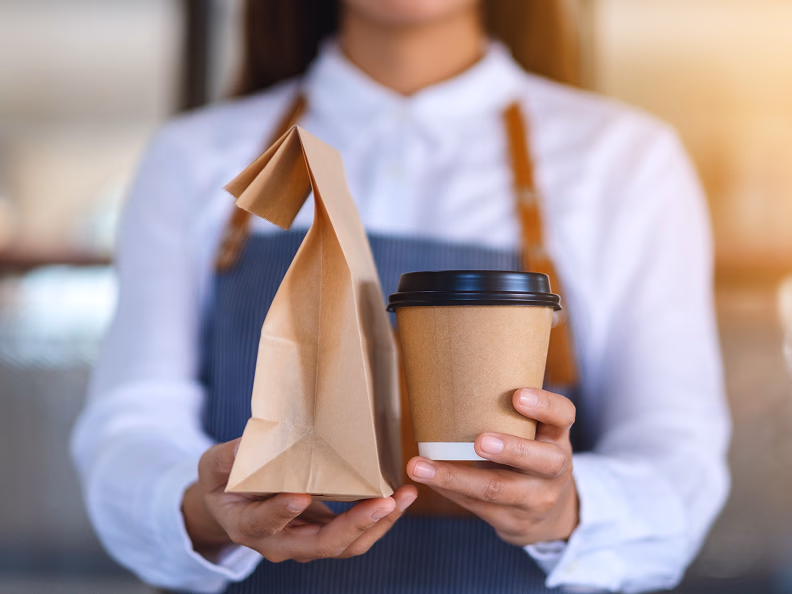 コーヒーを提供している様子