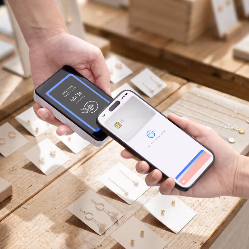 屋外イベントで決済端末を使い決済対応しているイメージ