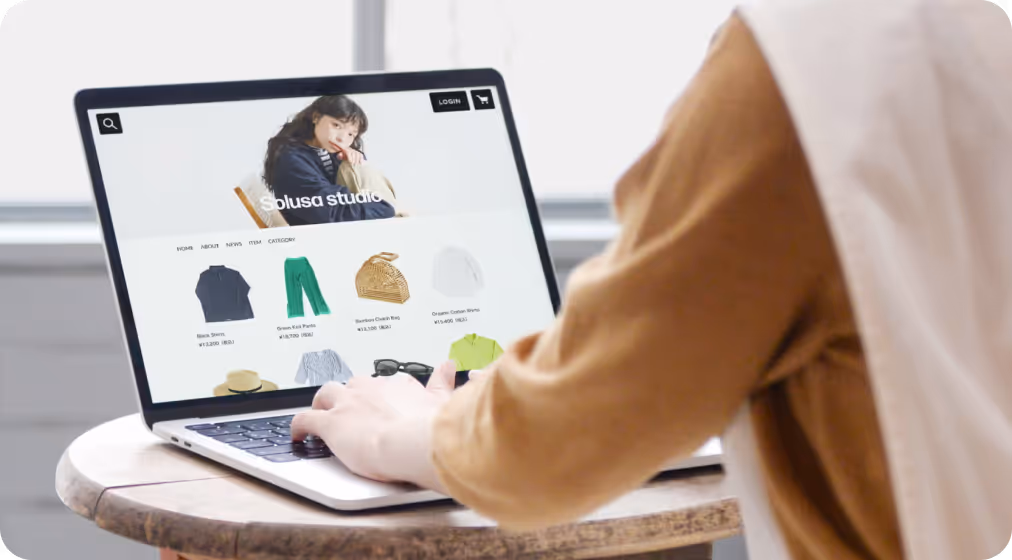 ネットショップを開設している様子の写真