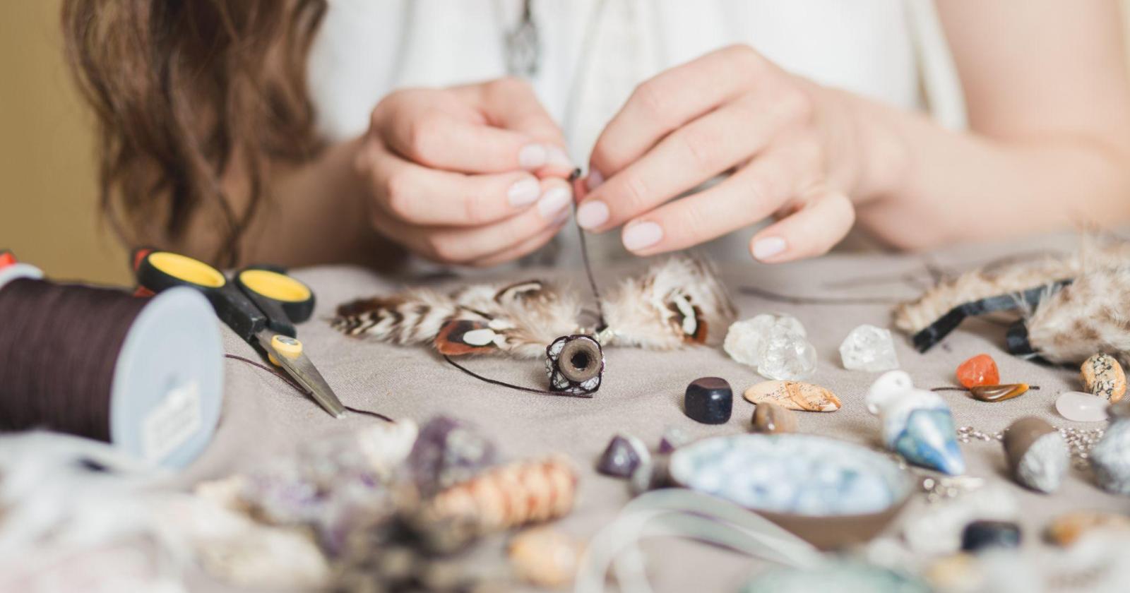 ネットショップでアクセサリーを販売する方法！資格や許可、届出は必要？事例もご紹介