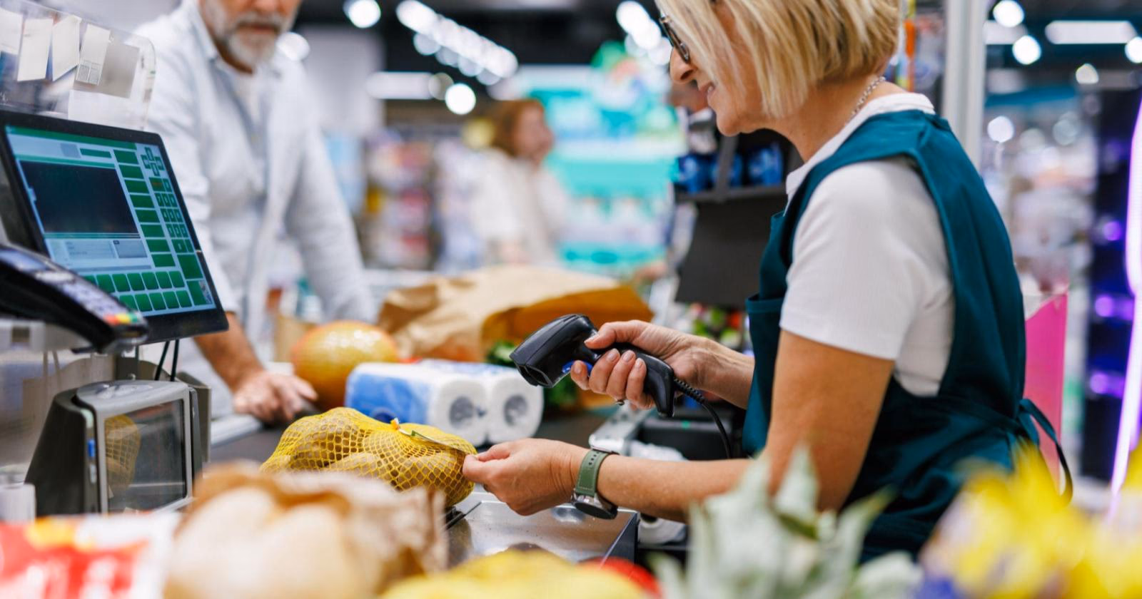 レジで接客をする際の正しい言葉遣いや流れ、よくある間違いも紹介
