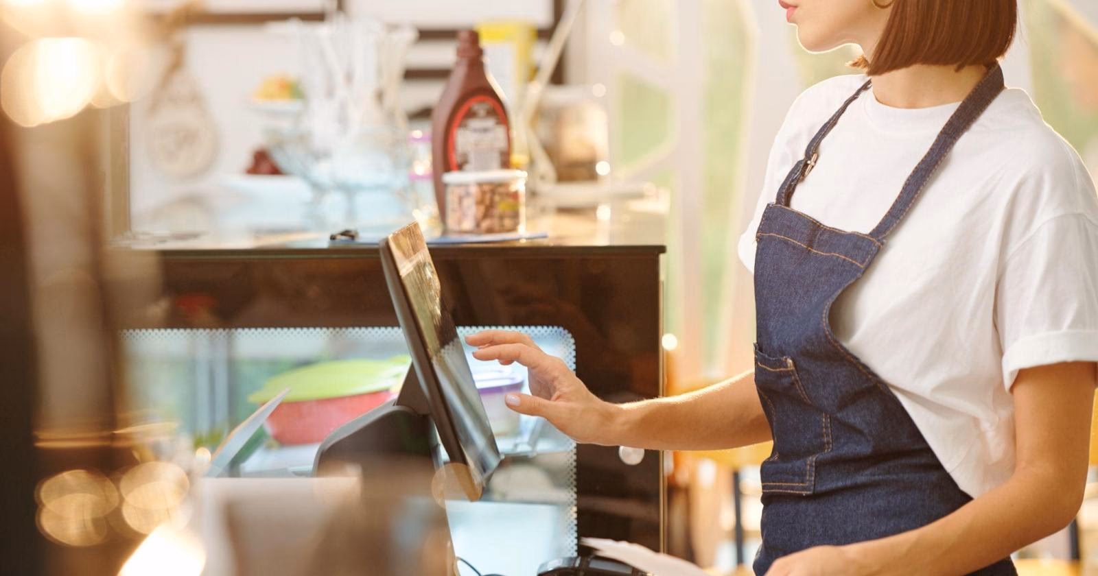 カフェのレジはどう選ぶ？POSレジの機能と導入のポイントを解説