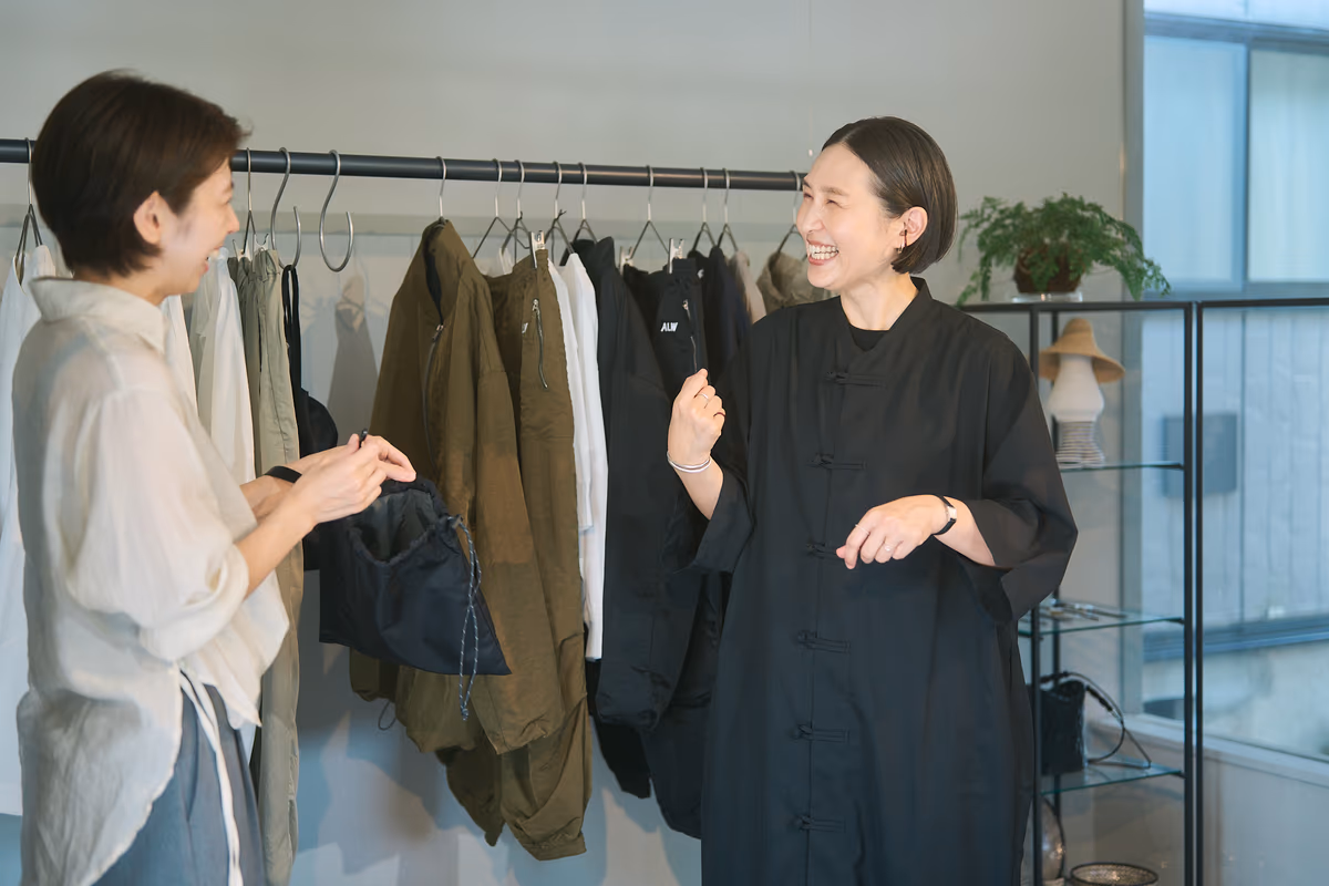 アパレルショップ yoin の店内
