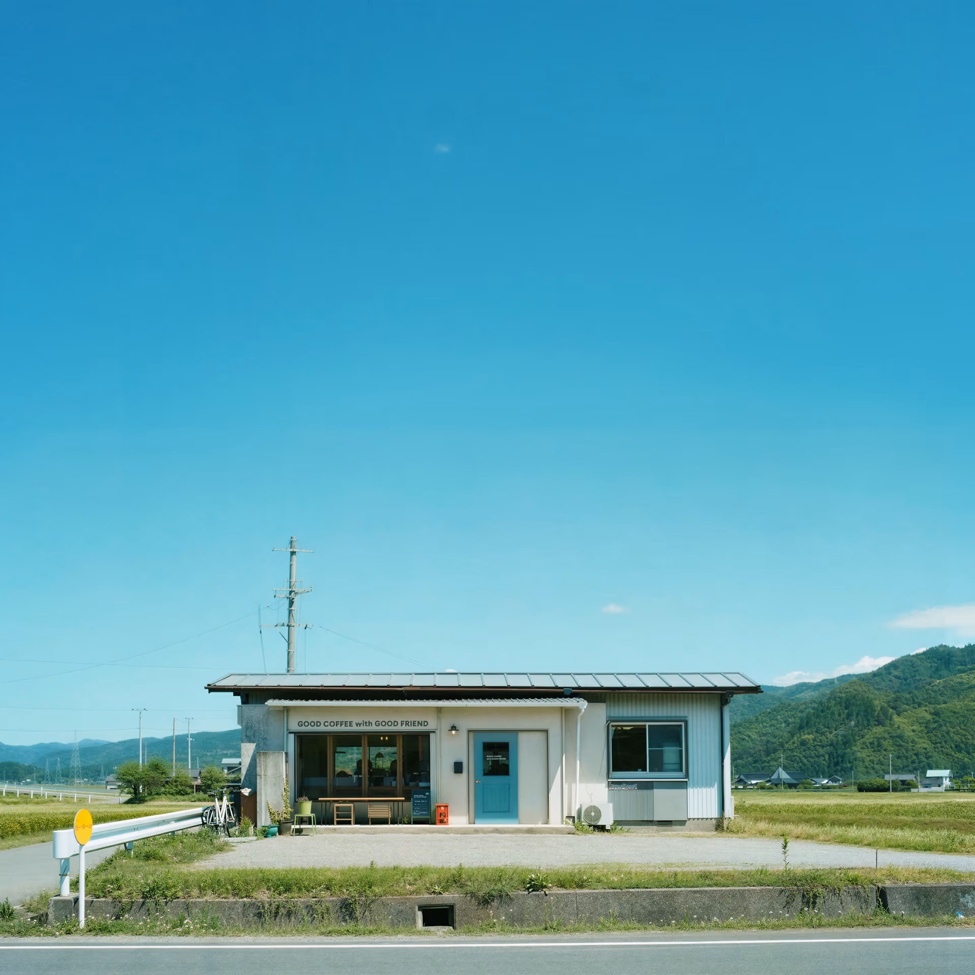 青空の下に建つ一軒家のカフェ